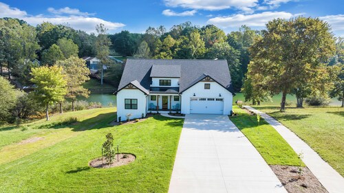 Smith Mountain Lake Retreat 