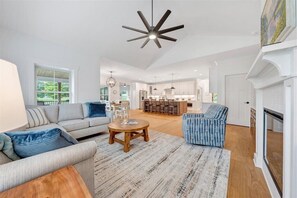 Een smart-tv, een open haard, een stereo en een computerscherm