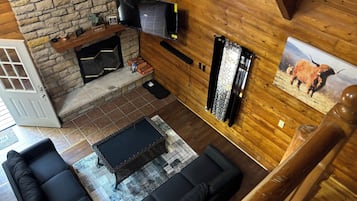 Smart-tv, een open haard en een stereo