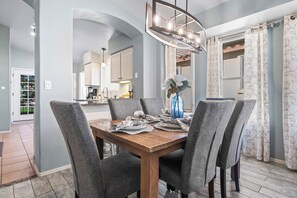 Dining - Serene Vacation Home - Trails, Golf & Dining! (Marana)