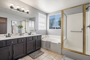 Hair dryer, towels, soap, shampoo - Serene Vacation Home - Trails, Golf & Dining! (Marana)