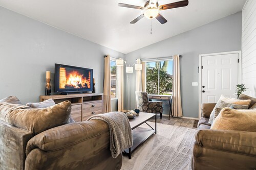 Serene Vacation Home - Trails, Golf & Dining!