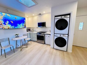 Een koelkast, een microgolfoven, een oven, een kookplaat