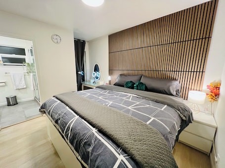 1 bedroom, desk, iron/ironing board, travel cot. Brand-new deluxe guesthouse with king bed in MPK, 1mi to Meta, 3mi to Stanford
