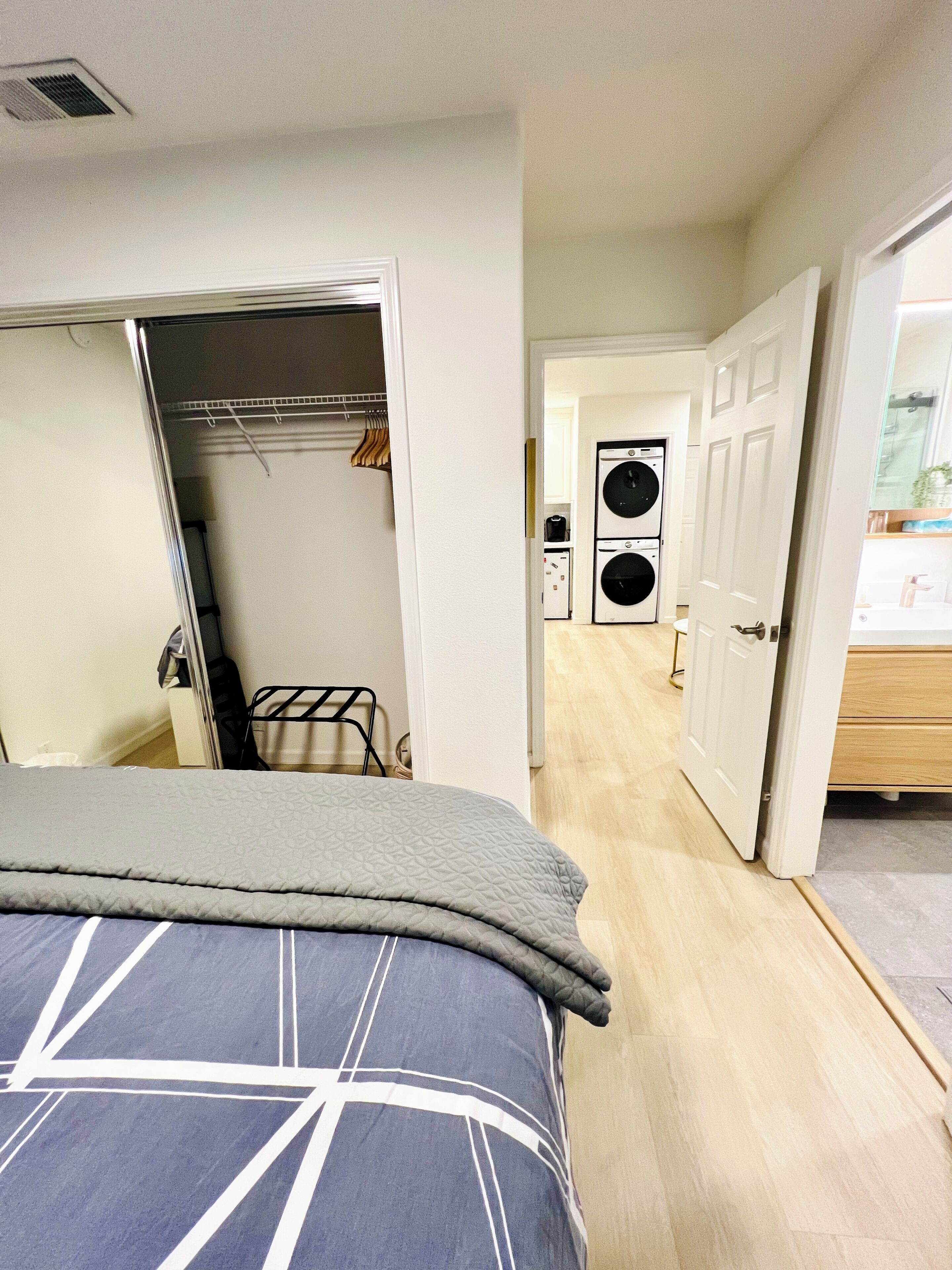 1 habitación, escritorio, tabla de planchar con plancha y cuna de viaje 