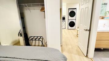 1 habitación, escritorio, tabla de planchar con plancha y cuna de viaje