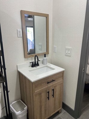 Douche, sèche-cheveux, serviettes fournies, savon