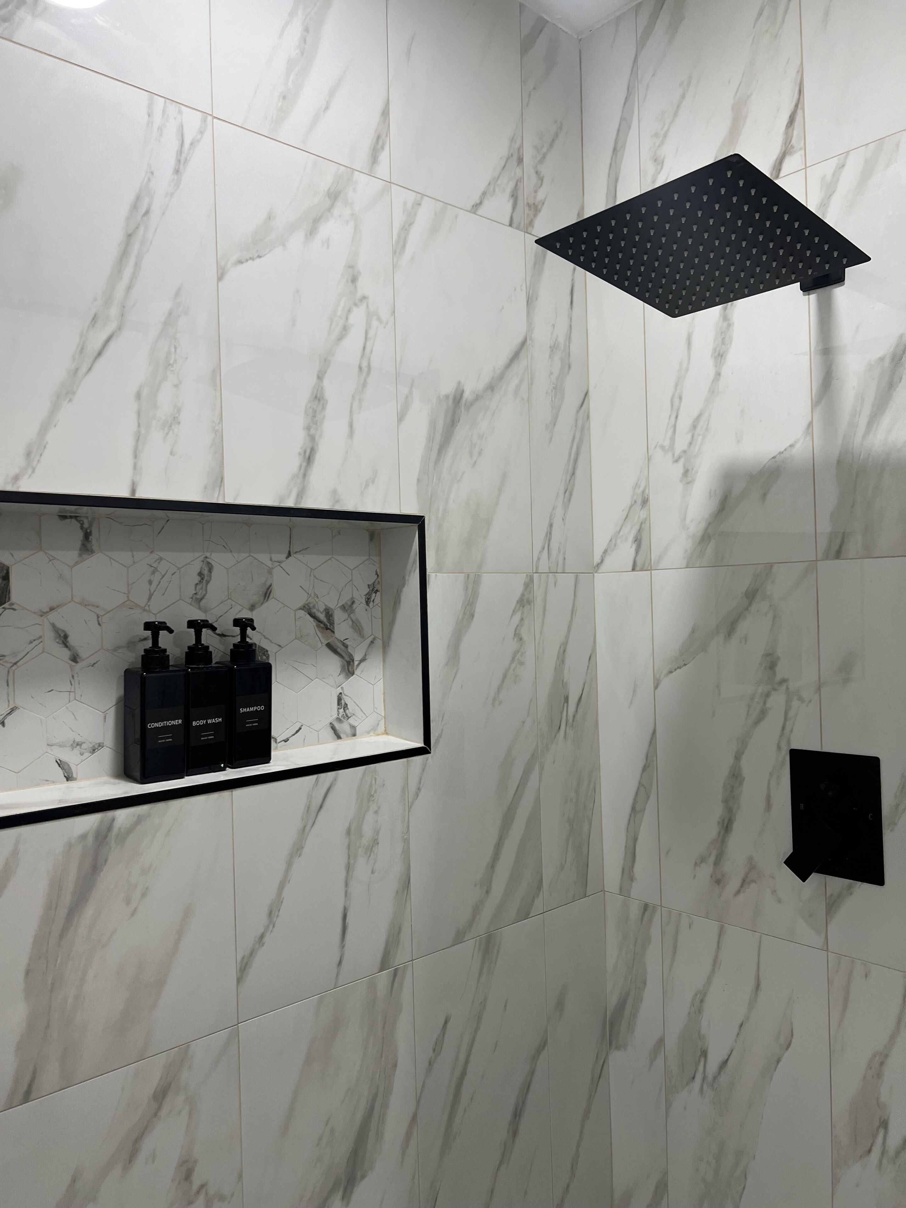 Regadera, secadora de cabello, toallas, jabón 