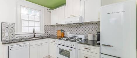 Kjøleskap, mikrobølgeovn, ovn og kokeplater