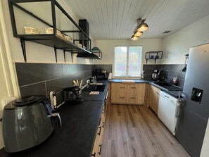 Kühlschrank, Mikrowelle, Ofen, Geschirrspüler