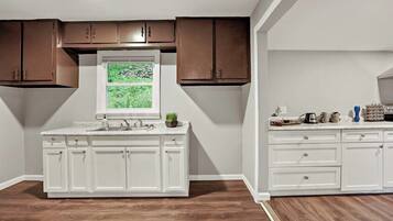 Refrigerador, microondas, lavavajillas y cafetera y tetera