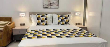 1 dormitorio, caja fuerte, escritorio y tabla de planchar con plancha