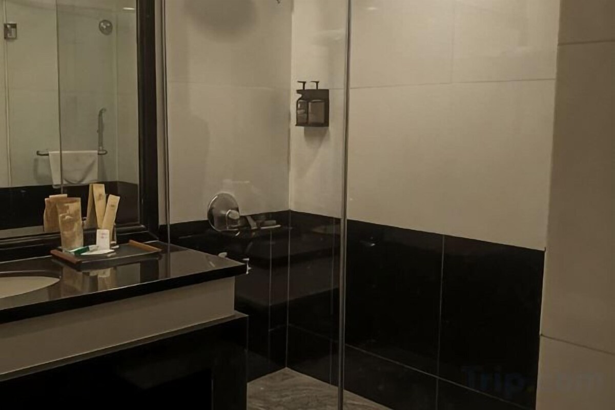 Bathroom | Free toiletries, hair dryer, slippers, shampoo
