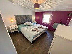 3 habitaciones, tabla de planchar con plancha y cuna de viaje