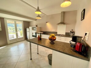 Frigorifero, microonde, forno, piano cottura