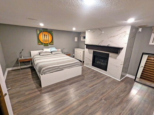 Cosy large 2-bedroom basement apartment in Corso Italia, Toronto with WiFi, AC