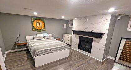 Cosy large 2-bedroom basement apartment in Corso Italia, Toronto with WiFi, AC