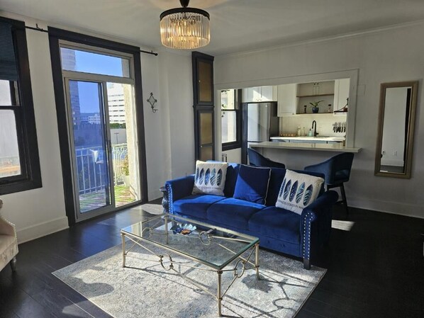 Smart TV, fireplace, books, stereo