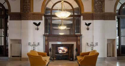 Luxe Suite one bedroom condo with ocean view balcony and free secure parking
