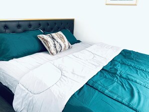 3 habitaciones, tabla de planchar con plancha, wifi y ropa de cama 