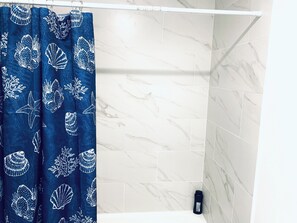 Toalhas de banho, papel higiênico