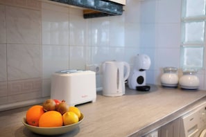 Réfrigérateur, four à micro-ondes, un four, lave-vaisselle
