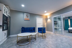 Superior Studio, Pool View | Living area