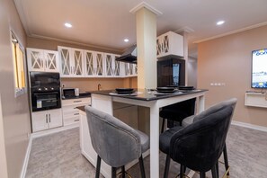 Appartement, vue piscine | Restauration dans la chambre