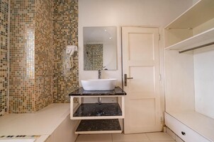 Estudio superior, vistas a la piscina | Baño