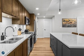Refrigerador, microondas, horno, placa de cocina