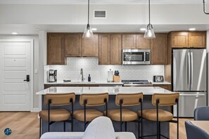 Refrigerador, microondas, horno, placa de cocina