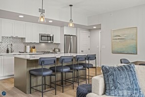 Fridge, microwave, oven, stovetop - 3 Bed/2 Bath Sparrowhawk Resort-Top Floor-Sleeps 8 (Dead Man's Flats)