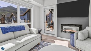 Una sala de estar moderna con un sofá, una mesa de centro y una chimenea.
