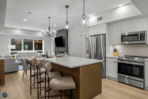 Kylskåp, mikrovågsugn, ugn och spishäll