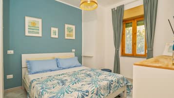 1 camera, una cassaforte in camera, una scrivania, ferro/asse da stiro