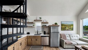 Kaffetrakter/tekoker, kjøleskap, mikrobølgeovn og kokeplater