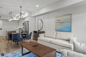 TV, fireplace - 1 Bed/1 Bath Sparrowhawk-East Facing- Pool/Hot Tub (Dead Man's Flats)
