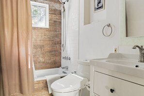 Sèche-cheveux, serviettes fournies, savon, shampoing