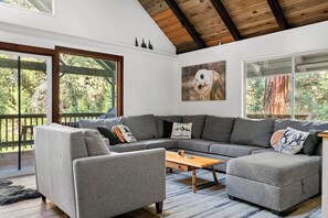 Smart-TV, Kamin, DVD-Player, Tischfußball