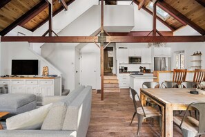 Smart TV, chimenea, reproductor de DVD y futbolito 