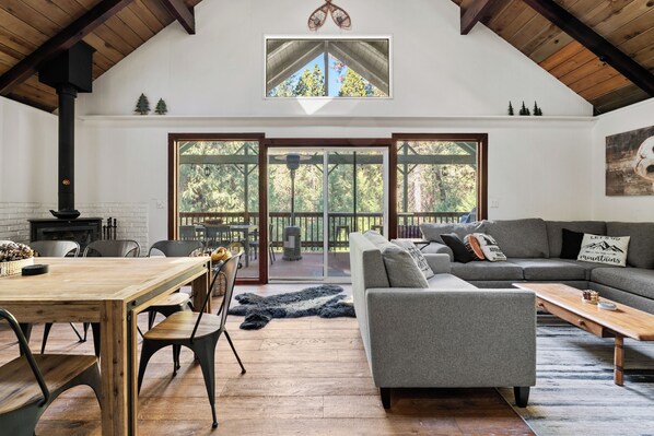 Smart-TV, Kamin, DVD-Player, Tischfußball