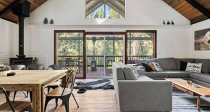 Owl's Nest - Walking Distance to Lake, Hot Tub, Pet Friendly w/ New AC