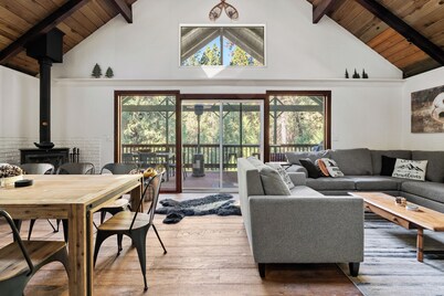 Sage House - Walking Distance to Lake, Hot Tub, Pet Friendly w/ New AC