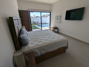 5 bedrooms, WiFi, bed sheets