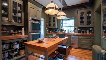 Fridge, dishwasher, ice maker