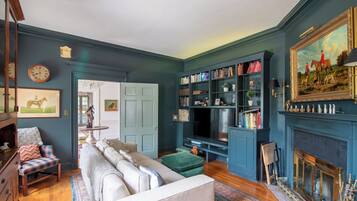 Télévision, cheminée