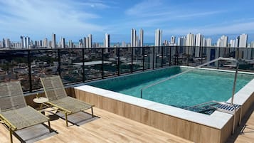Apartamento básico | Piscina | Piscina externa, espreguiçadeiras