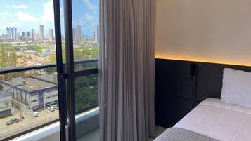 Apartamento | Espaço de trabalho para notebook, Wi-Fi de cortesia, roupa de cama