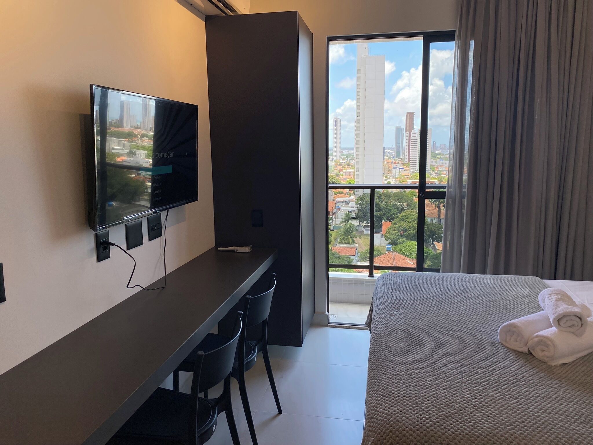 Apartamento | Espaço de trabalho para notebook, Wi-Fi de cortesia, roupa de cama