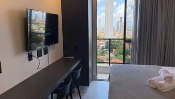 Apartamento | Espaço de trabalho para notebook, Wi-Fi de cortesia, roupa de cama